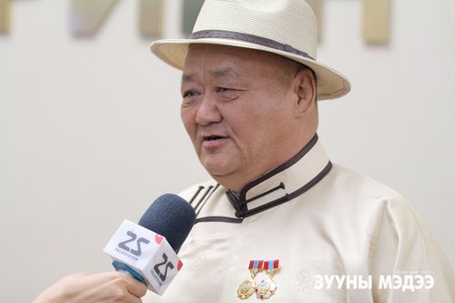 Н.Ганхуяг Ардын багш цолоор энгэрээ мялаалаа